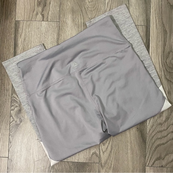 Reebok Gray Workout Capris Leggings Size Large - Picture 2 of 3